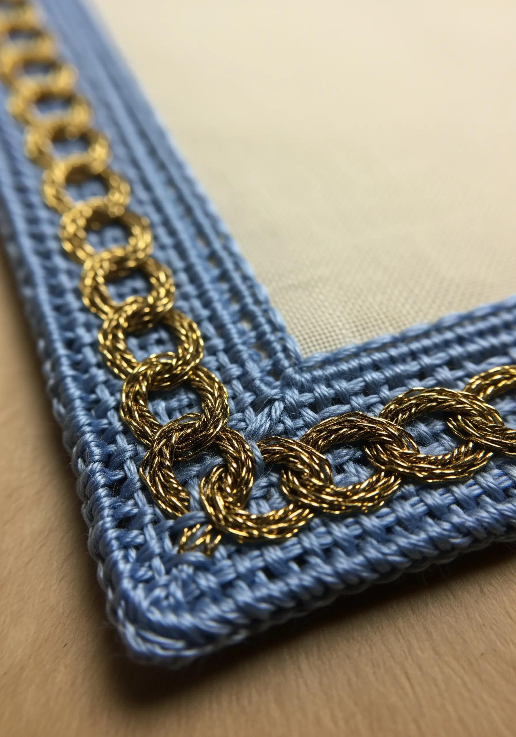 A border of interconnected gold bullion knots that perfectly mimics a metal chain.