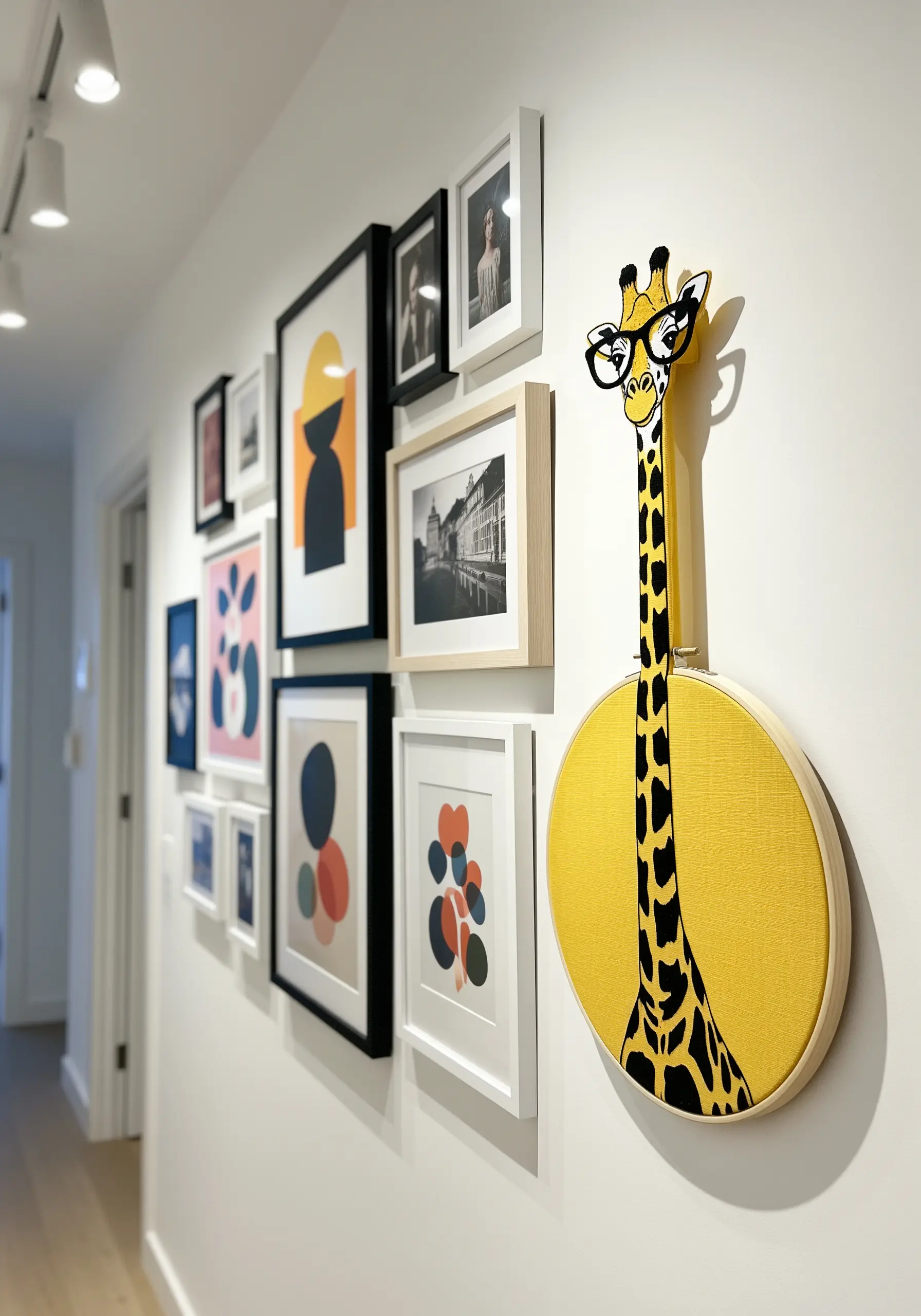 A quirky giraffe with its head and neck extending above the embroidery hoop.